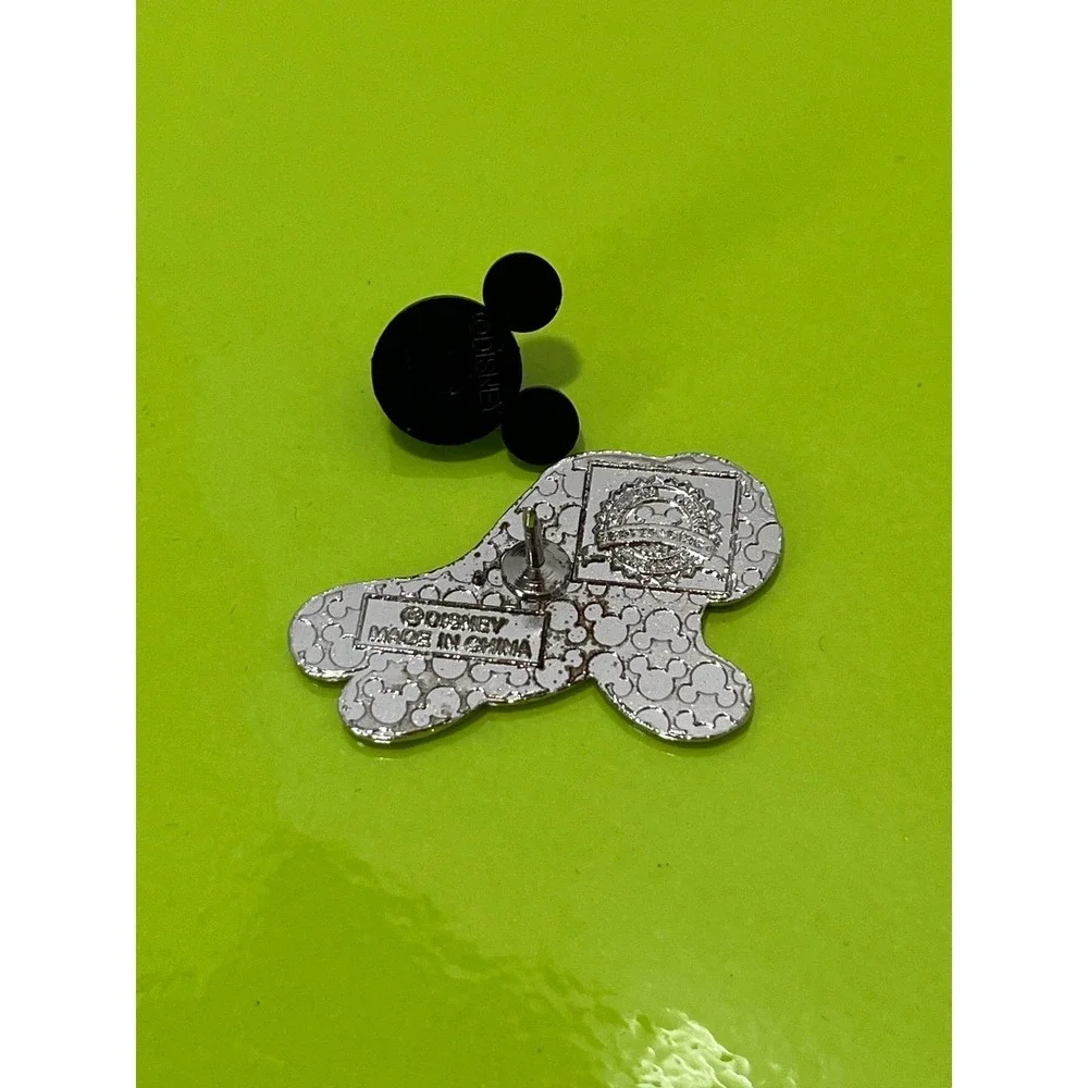 Disney Mickey Mouse White Gloved Hand Enamel Trading Pin Silver Tone Cartoon EUC
